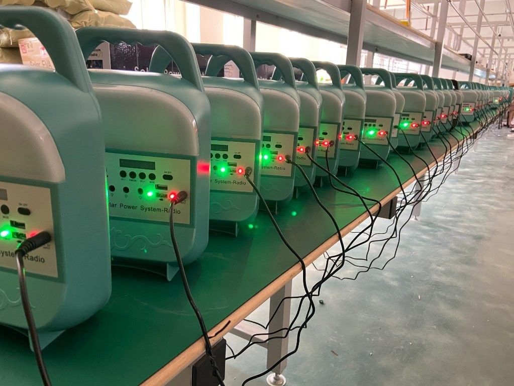 kits portatifs de système d'éclairage d'énergie solaire d'ampoules du système 4 LED du panneau solaire 12W