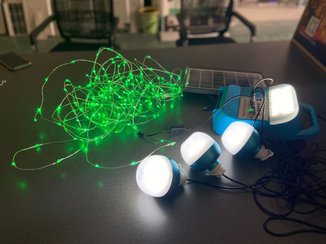 kits portatifs de système d'éclairage d'énergie solaire d'ampoules du système 4 LED du panneau solaire 12W