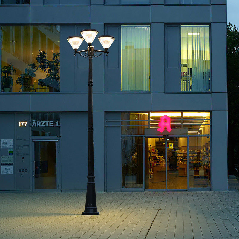 Led solaire extérieur allume la lampe de chaussée IP65 facile à installer les appliques murales solaires 100/150/200/300W lampadaires