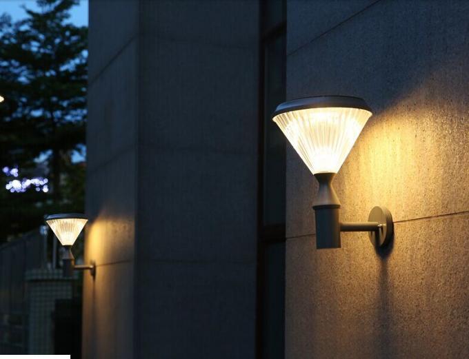 Les courriers de haute qualité de LED Polonais font du jardinage lumière solaire de pelouse de pilier de lampe
