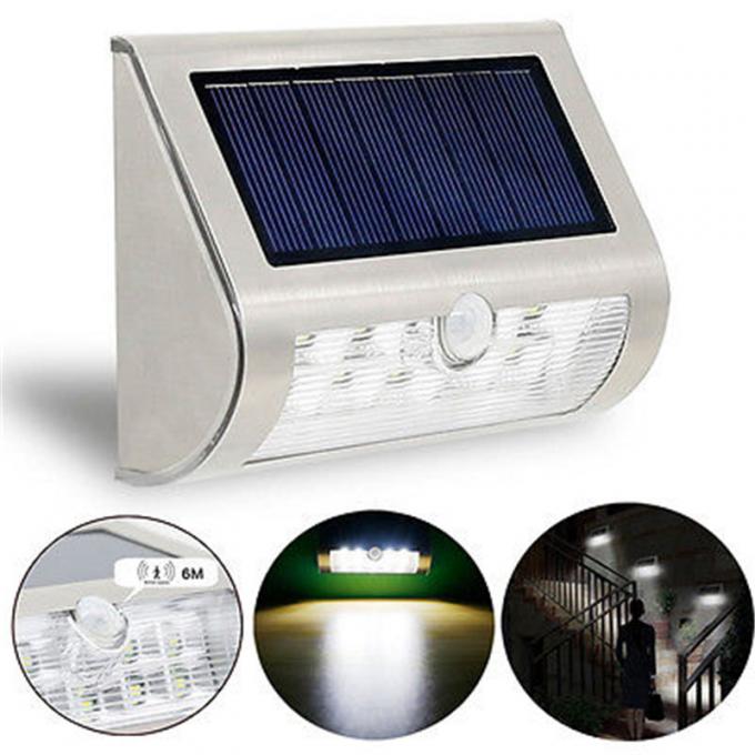 Lumières solaires fixées au mur extérieures de capteur de mouvement solaire dans le jardin