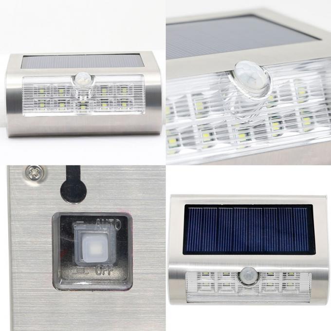 Lumières solaires fixées au mur extérieures de capteur de mouvement solaire dans le jardin