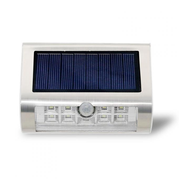 Lumières solaires fixées au mur extérieures de capteur de mouvement solaire dans le jardin